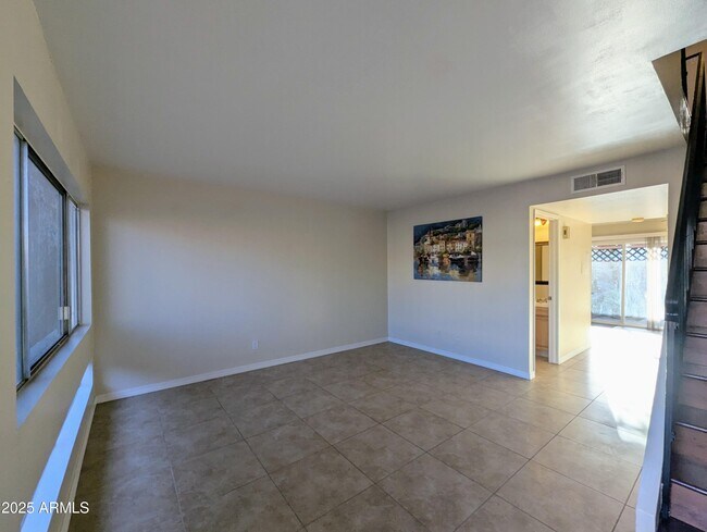 Foto del edificio - 2233 W Farmdale Ave