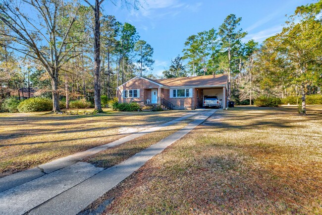 Building Photo - 3 Bedroom Classic Summerville Home!