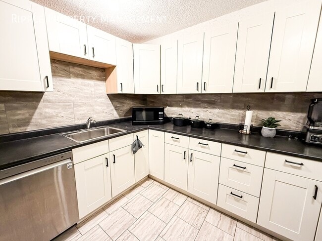 Building Photo - Amazing 2 Beds, 1 Baths FURNISHED Apartmen...
