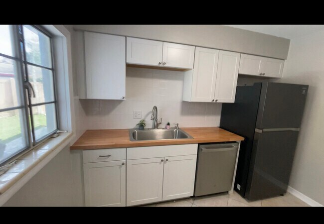 Lavavajillas, microondas, frigorífico y cocina de acero inoxidable nuevos. - 841 S Bumby Ave