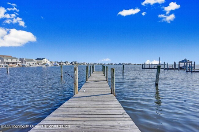 Foto del edificio - 323 Cove Dr