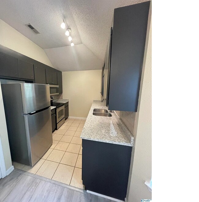 Foto del edificio - 102 Vistawood Ct