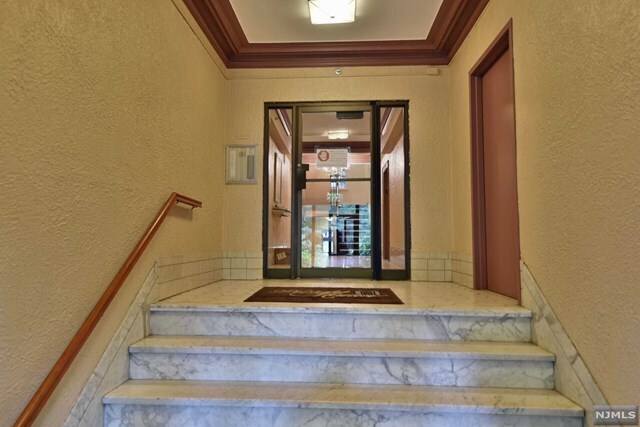 Foto del edificio - 100 E Palisade Ave