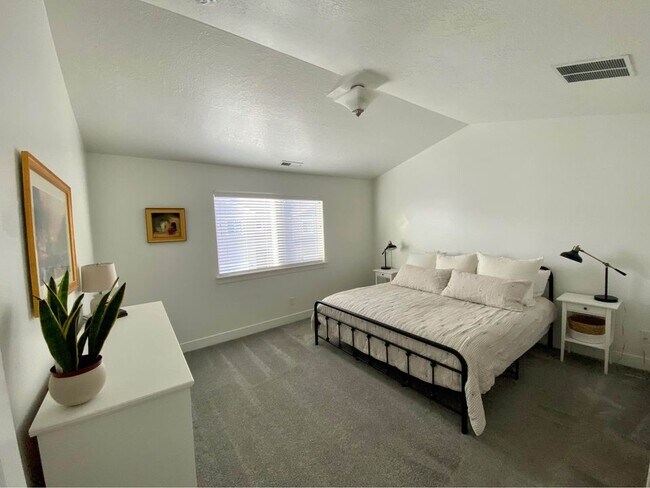 Building Photo - North Point Townhome