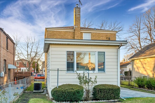 Building Photo - 3509 N Odell Ave