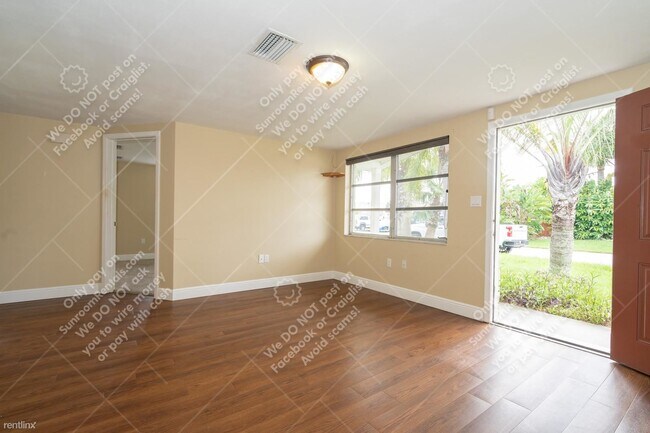 Foto del edificio - 2 br, 2 bath House - 13818 Malcolm Ave