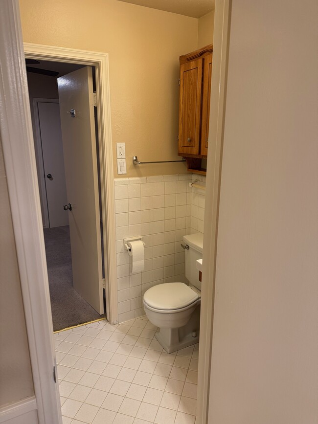 Small bathroom, attached to bedroom & dining room - 3009 N Woodcrest Dr