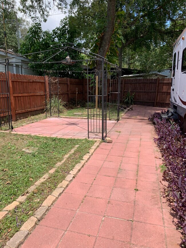 Building Photo - 611