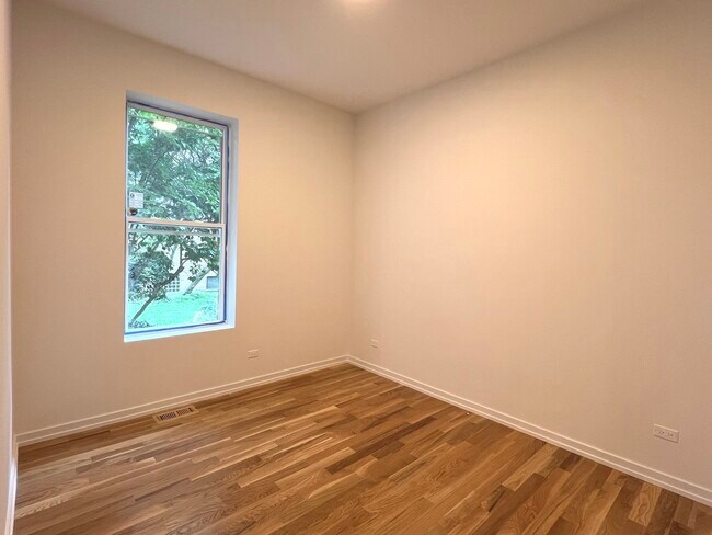 Foto del edificio - 822 N Winchester Ave