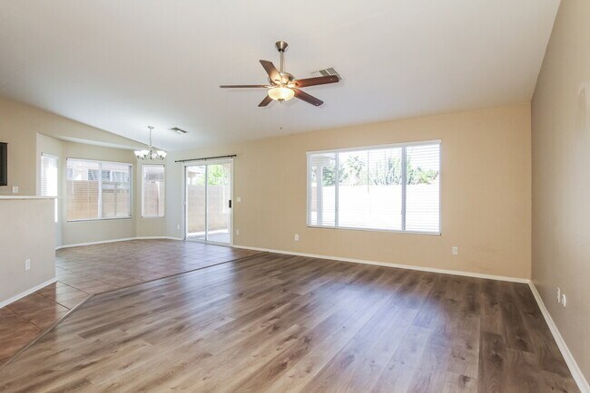 Foto del edificio - 15316 W Laurel Ln