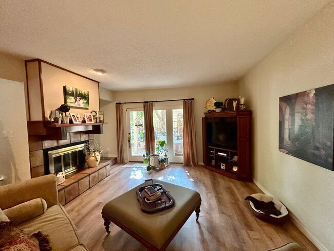 Building Photo - Gorgeous Condo in The Gated Community of T...