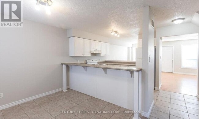 Building Photo - 600 Sarnia Rd