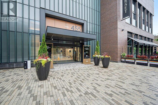 Photo du bâtiment - 455 Wellington St W