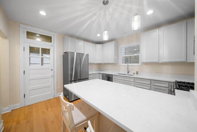 Building Photo - 5717 N McVicker Ave