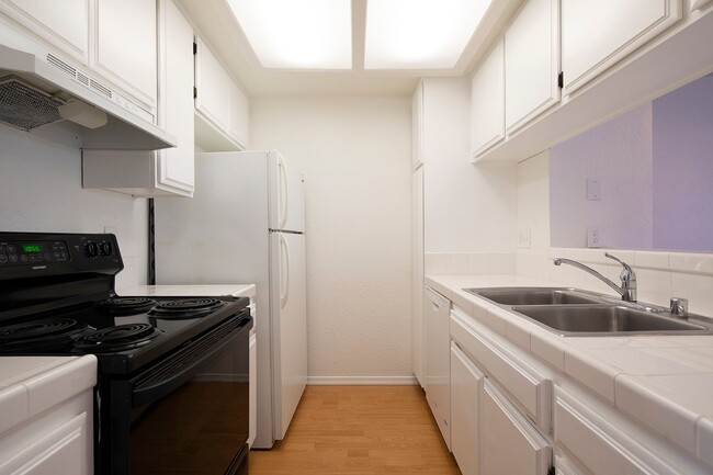Foto del edificio - *OPEN HOUSE: 5/3 9:30-10:30AM*  Gorgeous 2...