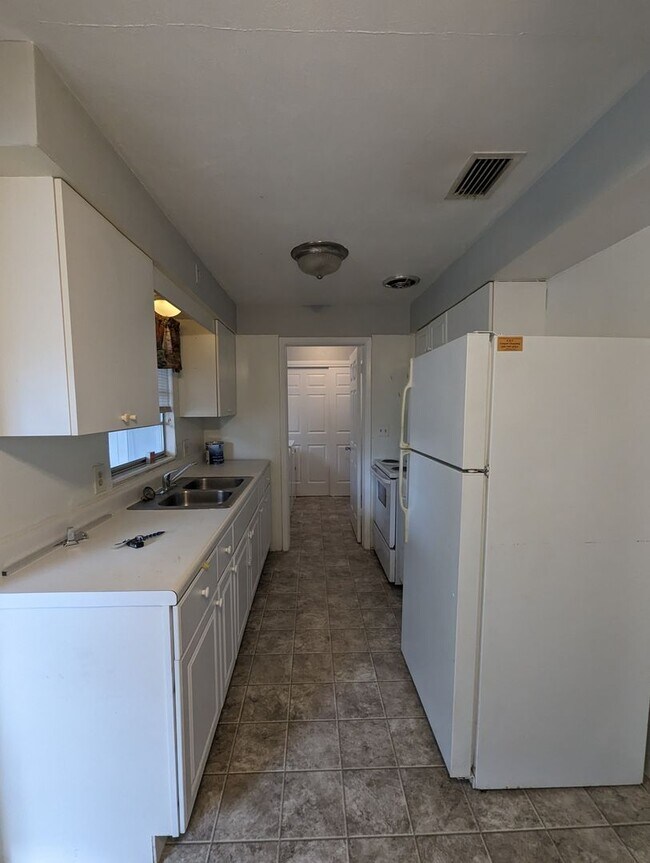 Building Photo - Nicely sized 2 Bedroom in Beverly Hills