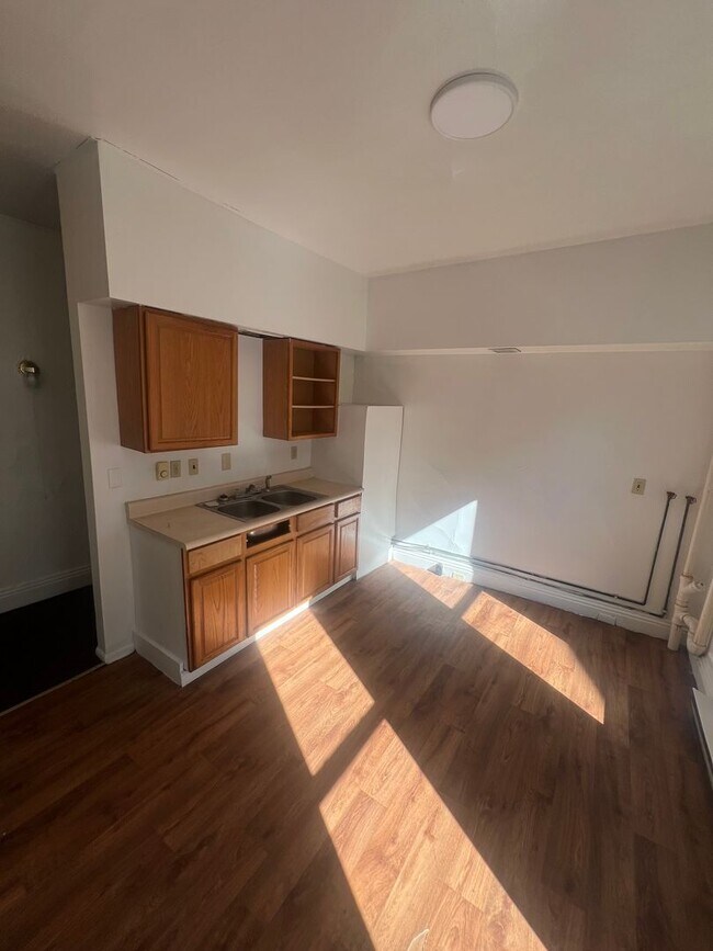 Building Photo - 508-10 E 6TH