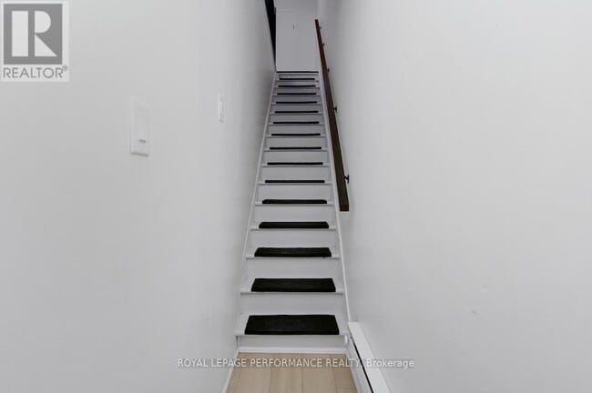 Building Photo - 9 Larch St