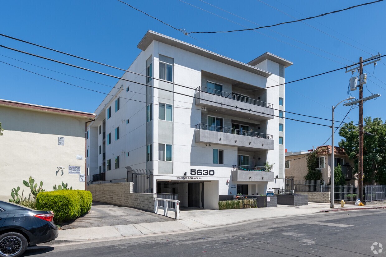 Primario - 5630 N Fair Ave
