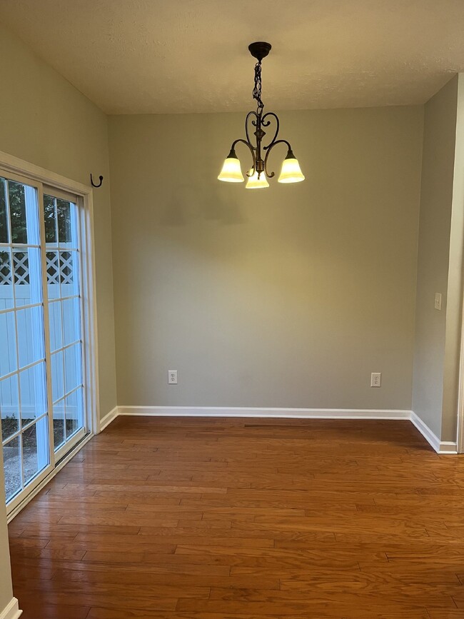 Foto del edificio - "Charming 3-Bed Townhouse with Hardwood Fl...