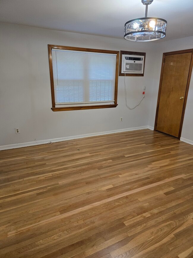 Building Photo - 110 Elm St