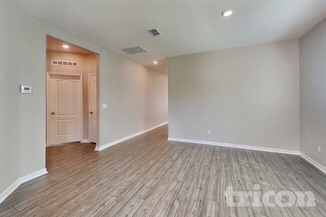 Foto del edificio - 523 Falcon Ridge Rd