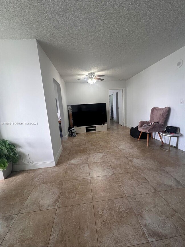 Foto del edificio - 17021 N Bay Rd