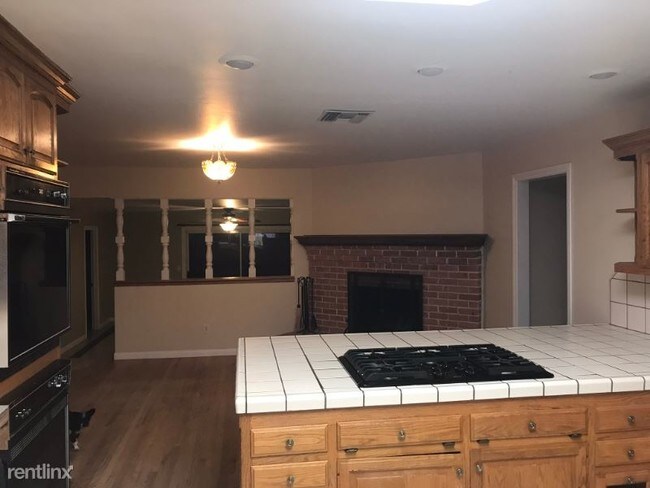 Building Photo - 4 br, 2 bath House - 821 Diamond Circle