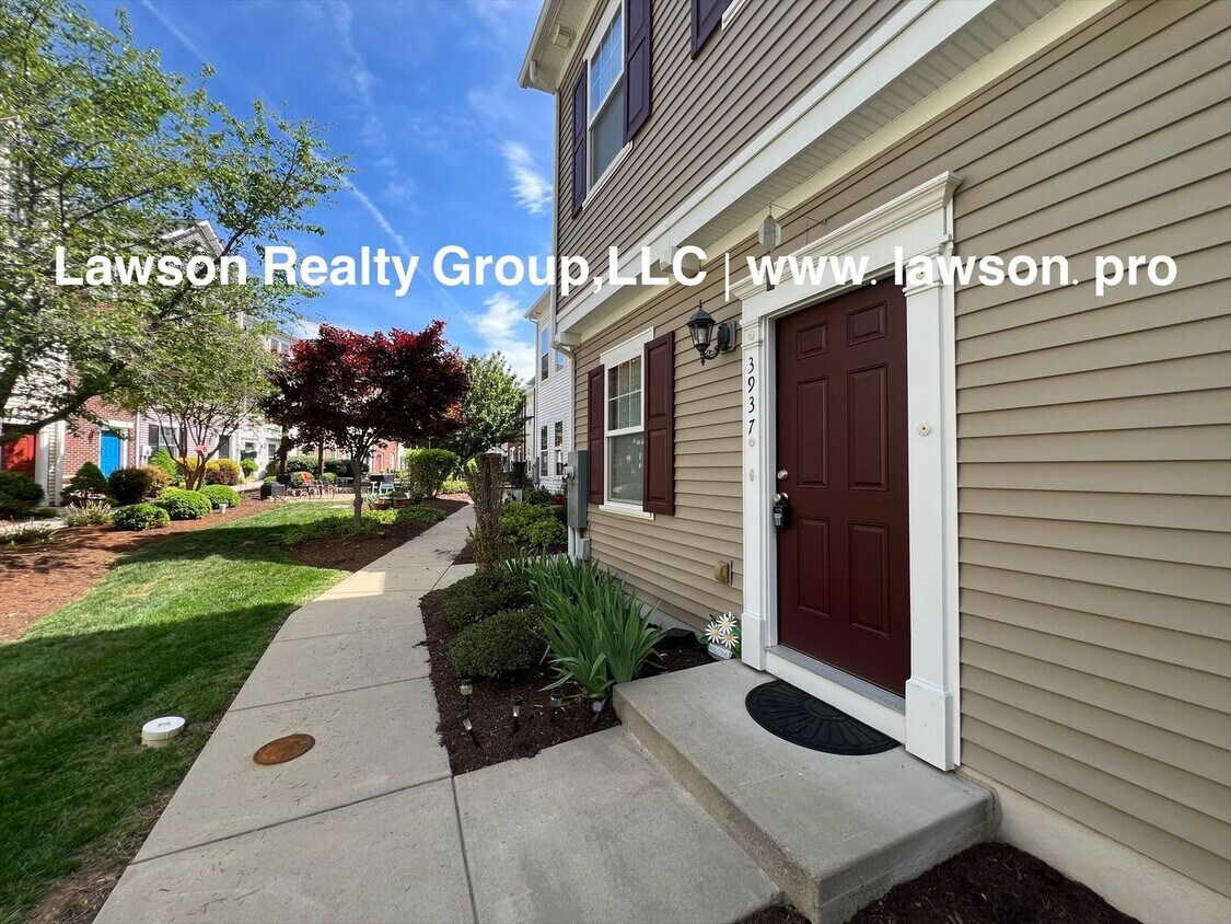 Luxurious Colonial Green Townhome with Garage - Luxurious Colonial Green Townhome