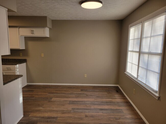 Building Photo - 3 Bedroom 2 Bathroom South! Totally Remode...