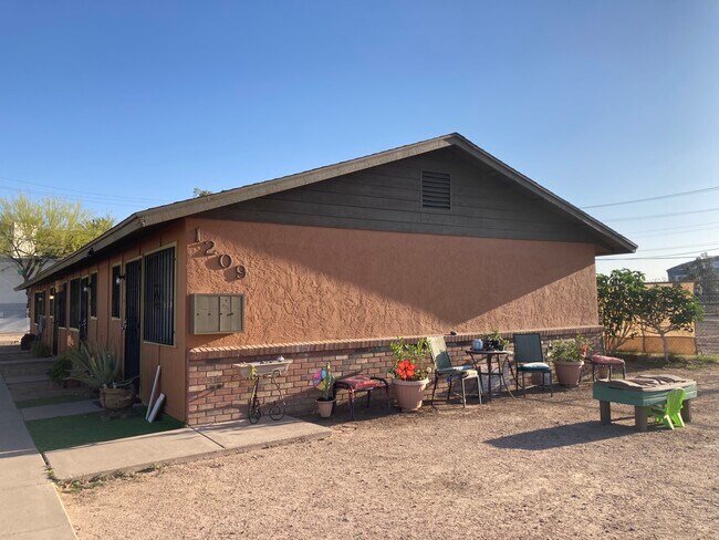 Vista de la calle desde el patio delantero - 1209 E Adams St