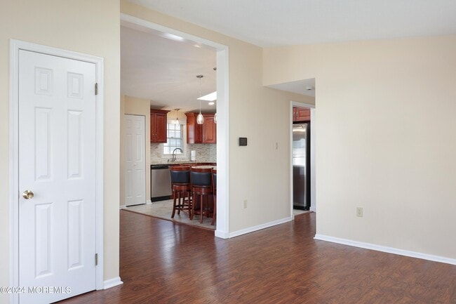 Building Photo - 16 Pinetree Ln