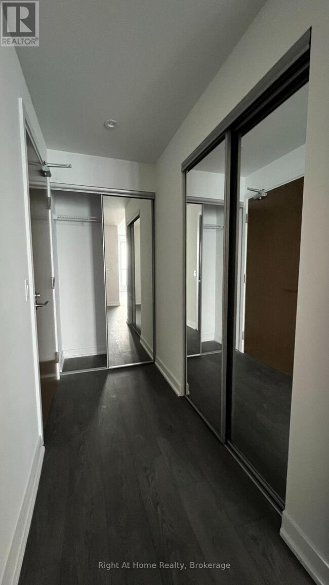 Photo du bâtiment - 1928 Lake Shore Blvd W