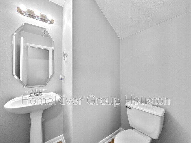 Building Photo - 835 Forest Ivy Ln