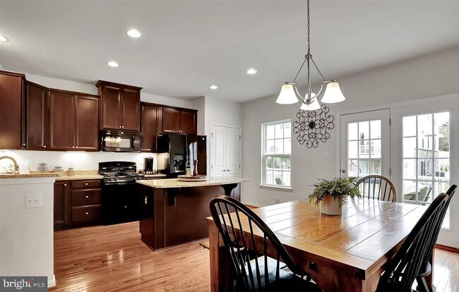 Building Photo - 114 Chamomile Ct