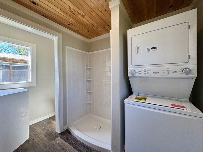 Building Photo - Studio in West Batesville