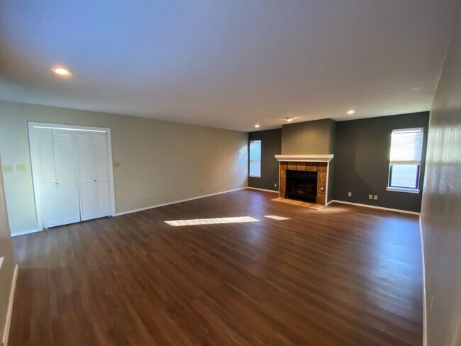 Building Photo - 6518/6520 E 90th St