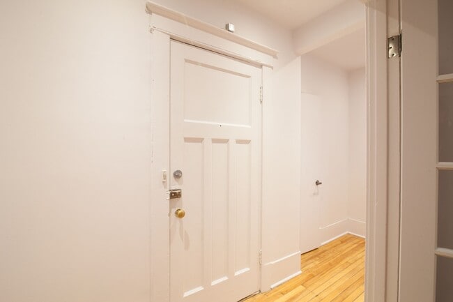 Building Photo - 590 Av. Outremont