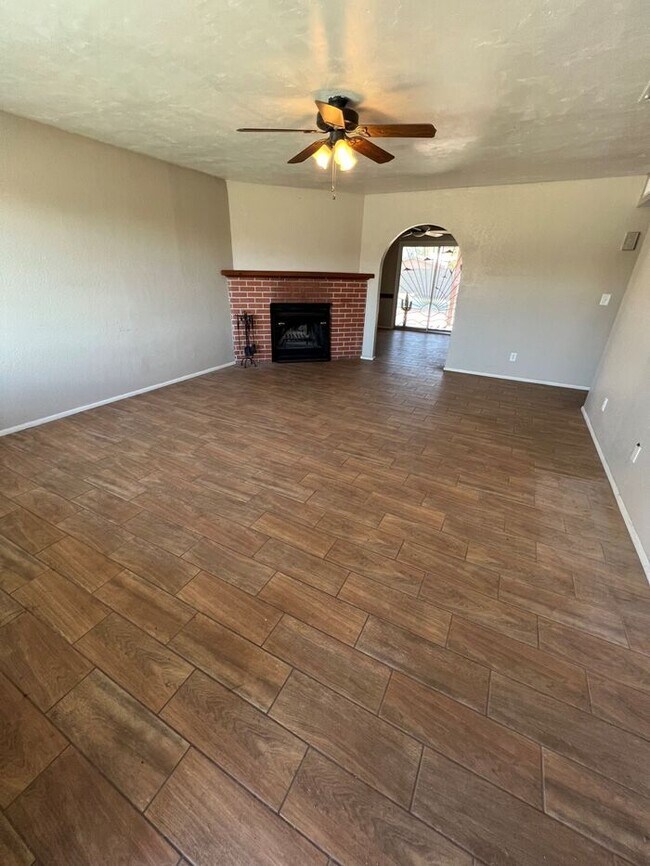 Building Photo - HOUSE FORE RENT