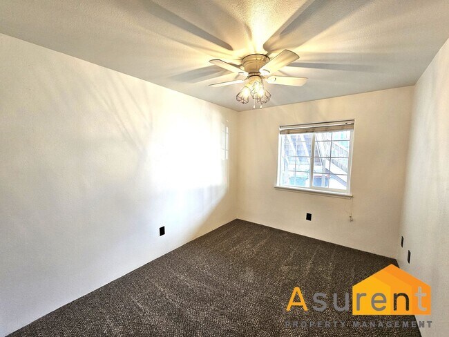 Building Photo - White City Town Home Available NOW