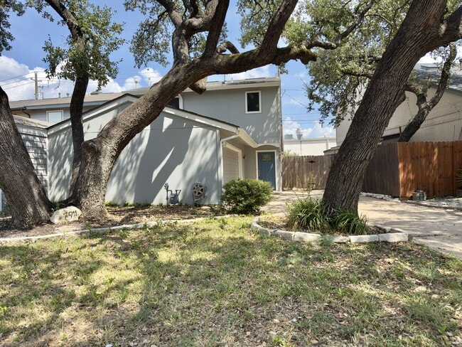 Foto del edificio - Duplex in NW Austin