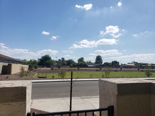 Foto del edificio - 8552 W Midway Ave