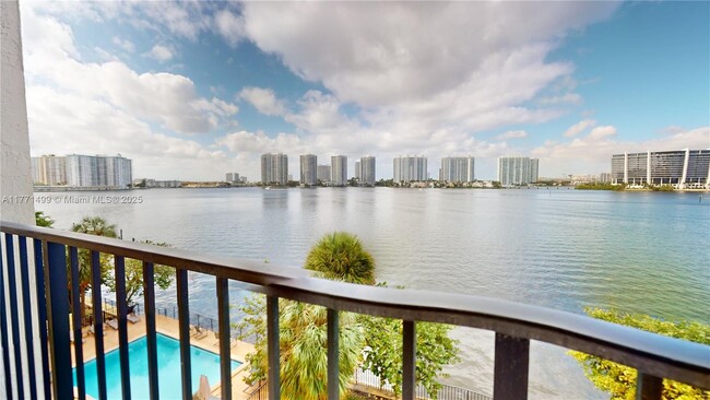 Foto del edificio - 17878 N Bay Rd