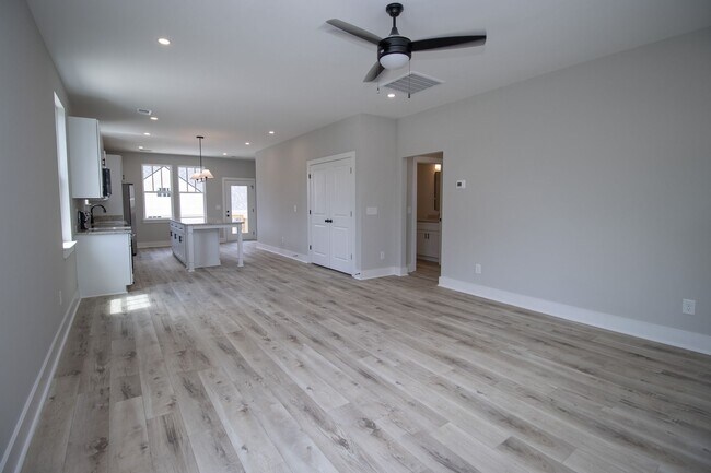 Foto del edificio - Pick Your Neighbors! Brand-New 3 Bed, 3 Ba...