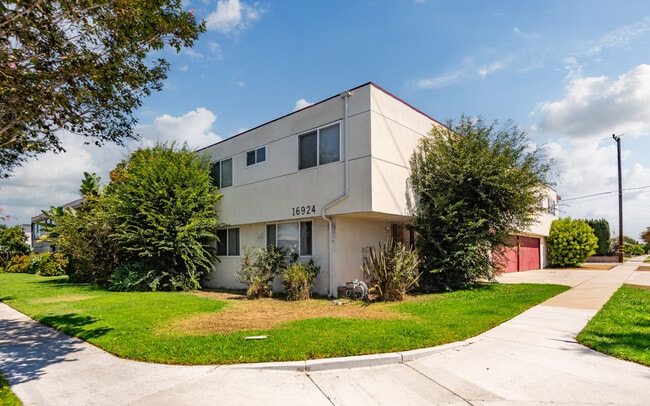 Building Photo - College Manor