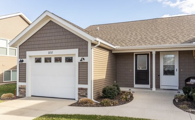 Building Photo - 3244 Birch Creek Ct SE
