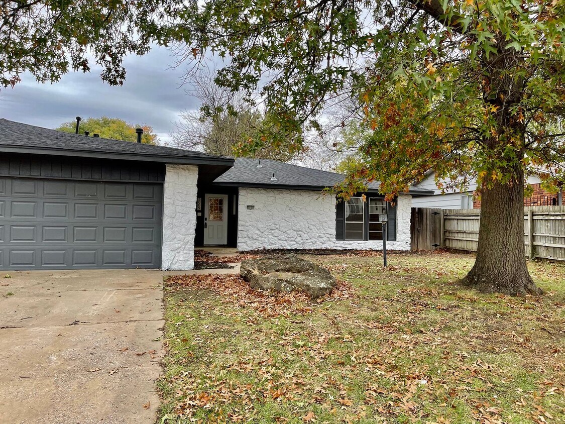 Foto principal - COMPLETE REMODEL - 3 BED 2 BATH 2 CAR - LO...