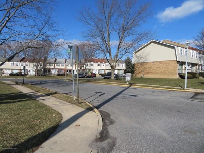 Building Photo - 15 Primrose Ln