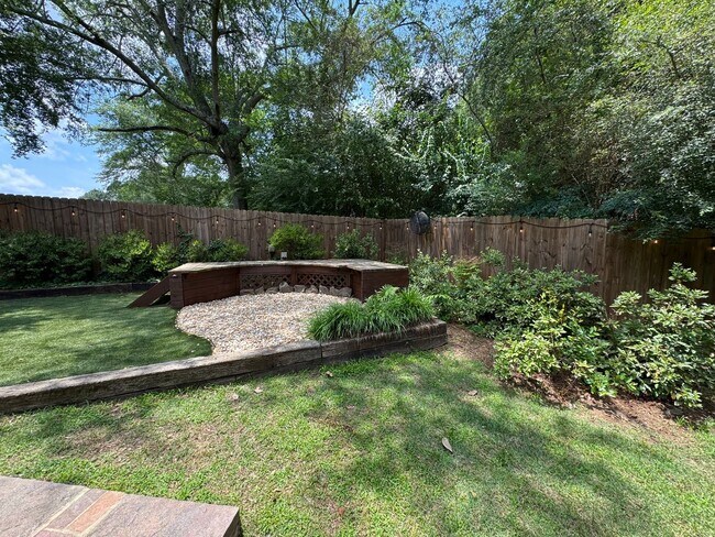 Foto del edificio - Executive Rental 4 bed 3 bath home in the heart of Country Club