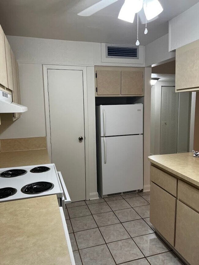 Building Photo - Location, location, location! 875 SF Unit-...